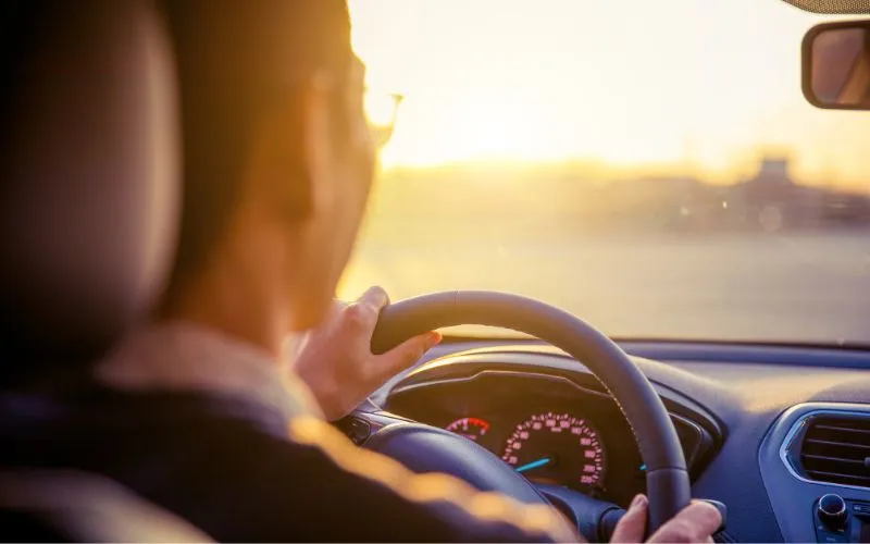 Cliente conduciendo un coche de sustitución Allianz en Madrid