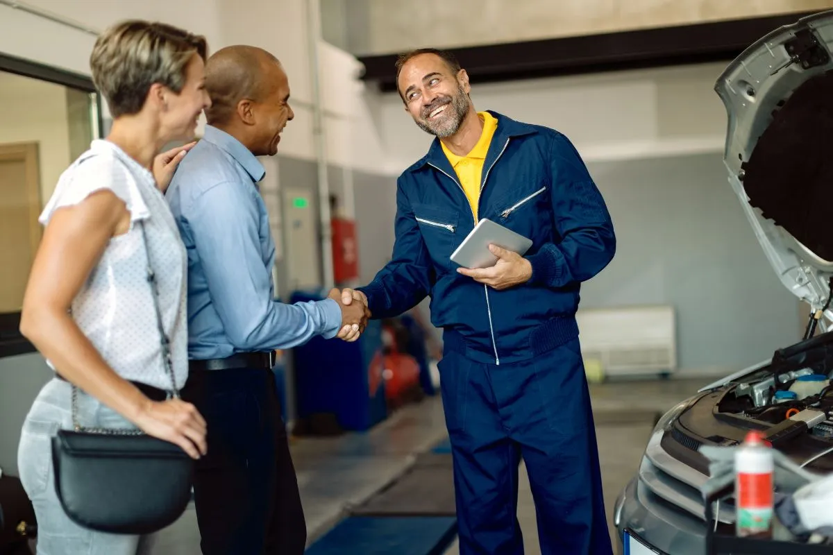 Cliente recibe atención personalizada y coche de sustitución Allianz en Madrid durante la reparación de su vehículo